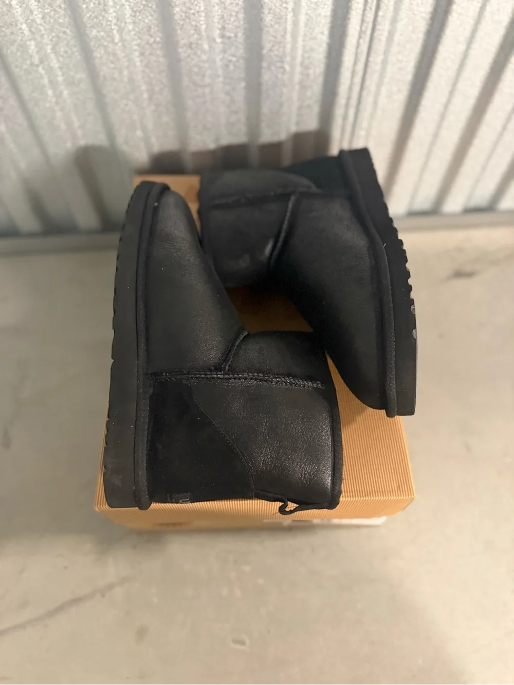 NEW UGG Australia Men’s Classic Mini Bomber Black Sheepskin Boots Size 12 100730